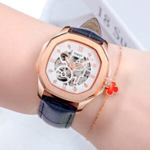 Modern Elegant Wristwatch 999